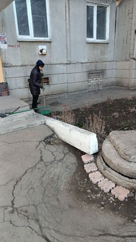 С целью обеспечения чистоты и порядка на территории муниципального образования в Краснолучском городском округе приступили к уборке территорий после зимнего периода С целью обеспечения чистоты и порядка на территории муниципального образования в Краснолучском городском округе приступили к уборке территорий после зимнего периода
