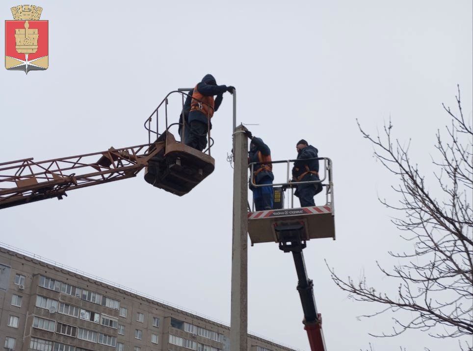 Коммунальные службы проводят работы на территории города Коммунальные службы проводят работы на территории города