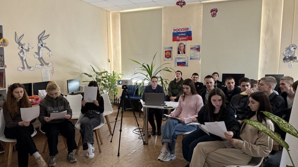 Сегодня старшеклассники Белокуракинской школы № 1 стали частью просветительской акции Российского общества «Знание», посвященной Международному женскому дню Сегодня старшеклассники Белокуракинской школы № 1 стали частью просветительской акции Российского общества «Знание», посвященной Международному женскому дню
