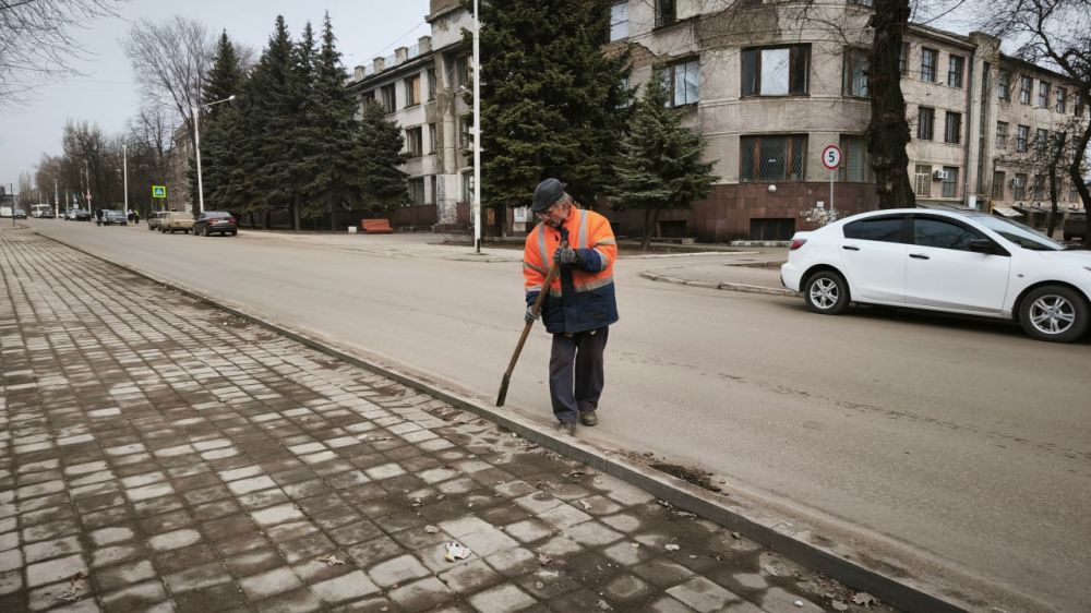 Уборка городских дорог продолжается Уборка городских дорог продолжается