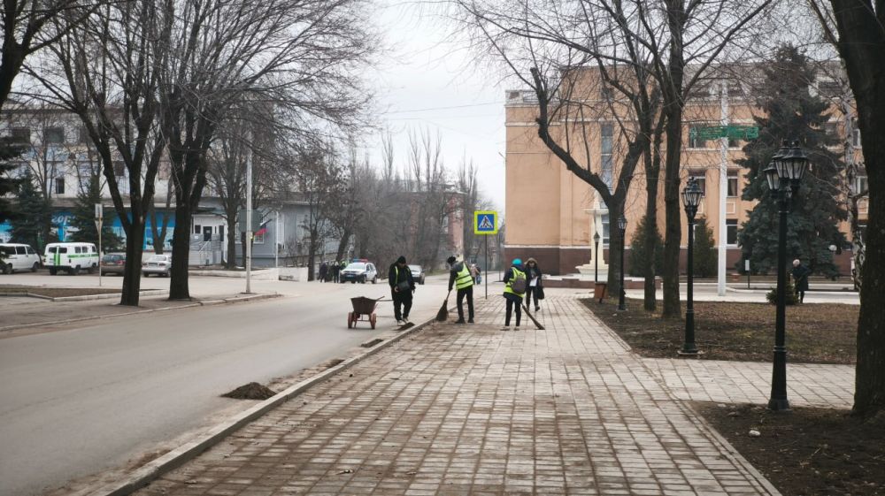Уборка городских дорог продолжается Уборка городских дорог продолжается