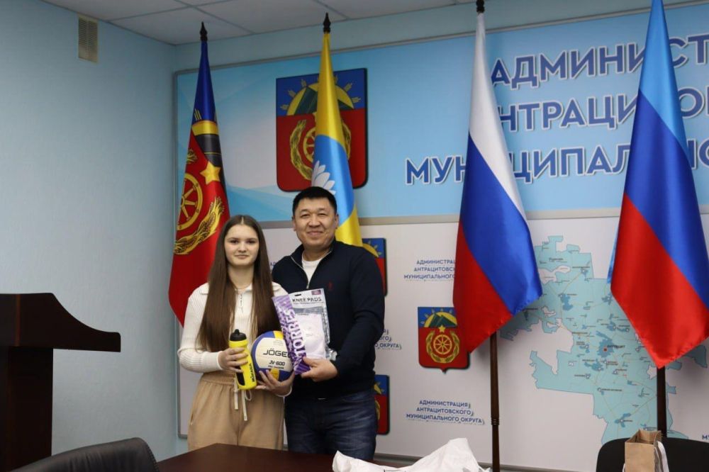 Детям из Антрацита вручили подарки от калмыцкого парламента Детям из Антрацита вручили подарки от калмыцкого парламента