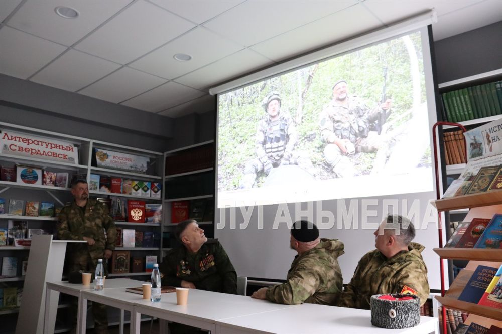 В конференц-зале Свердловской центральной городской библиотеки им. Астафьева прошла встреча представителей казачества с семиклассниками казачьего кадетского класса СШ № 8 им. Станислава Синельника В конференц-зале Свердловской центральной городской библиотеки им. Астафьева прошла встреча представителей казачества с семиклассниками казачьего кадетского класса СШ № 8 им. Станислава Синельника
