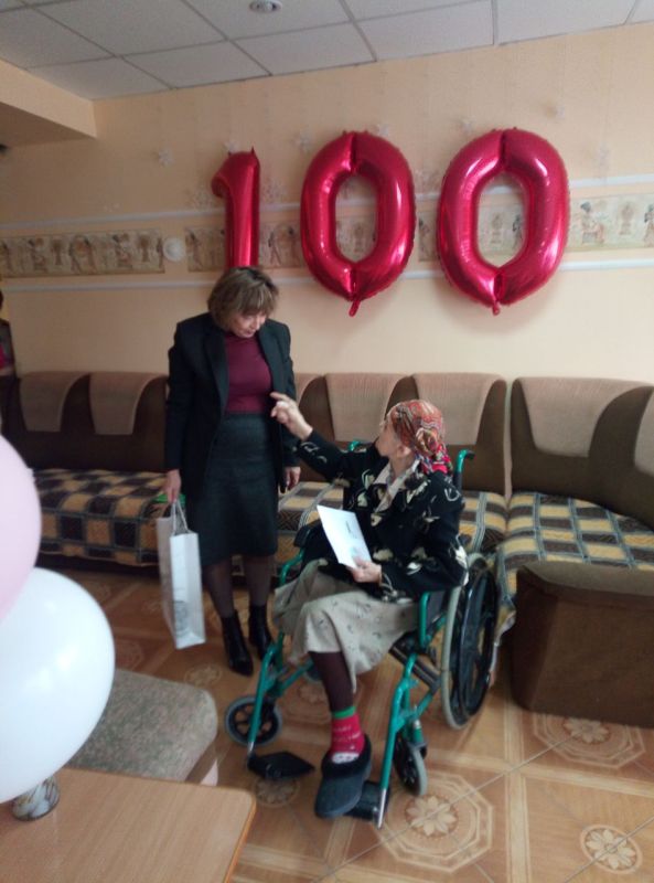 Сотрудники Администрации поздравили со 100-летием ветерана ВОВ, инвалида Отечественной войны 1 группы Радионову Евдокию Андреевну и вручили поздравительное письмо Президента РФ В.В Сотрудники Администрации поздравили со 100-летием ветерана ВОВ, инвалида Отечественной войны 1 группы Радионову Евдокию Андреевну и вручили поздравительное письмо Президента РФ В.В