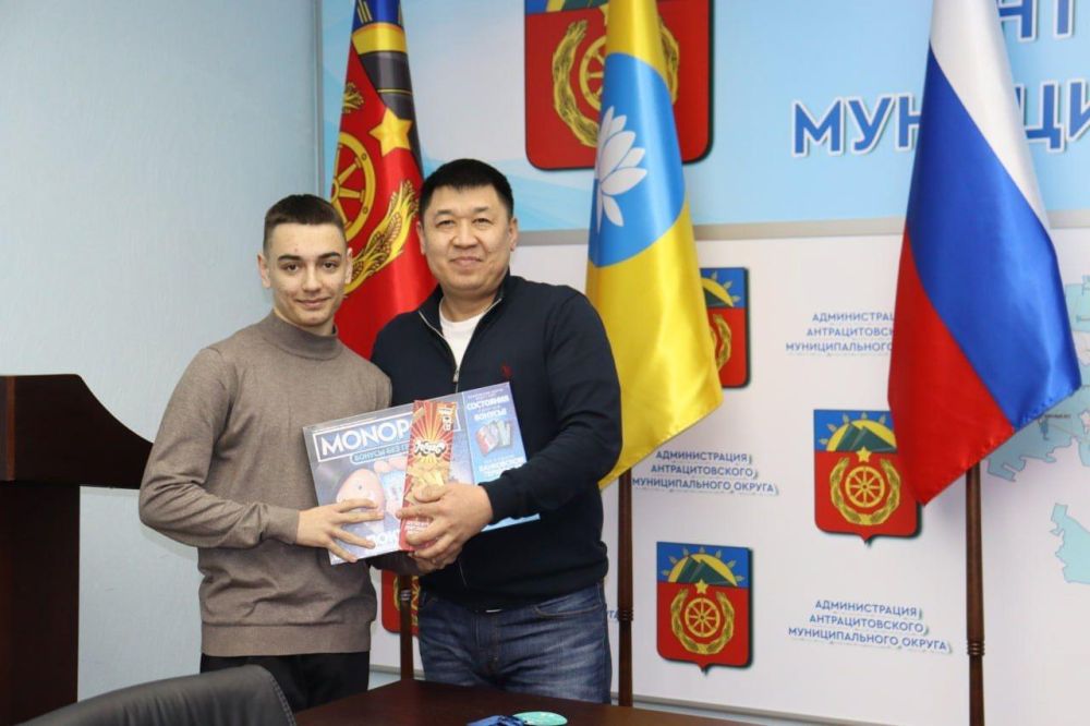 Детям из Антрацита вручили подарки от калмыцкого парламента Детям из Антрацита вручили подарки от калмыцкого парламента