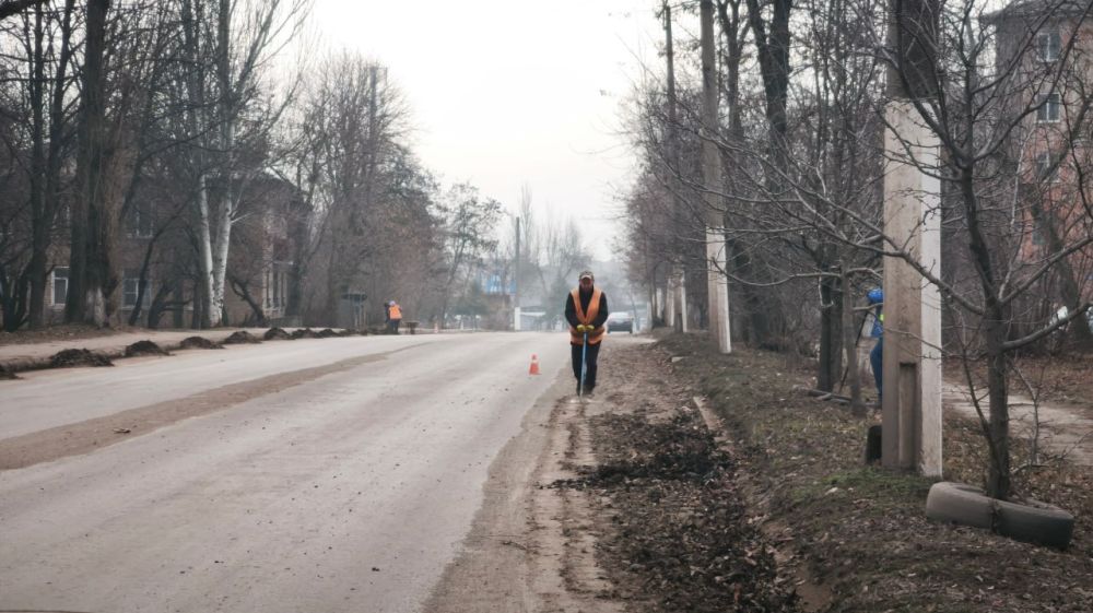 Уборка городских дорог продолжается Уборка городских дорог продолжается