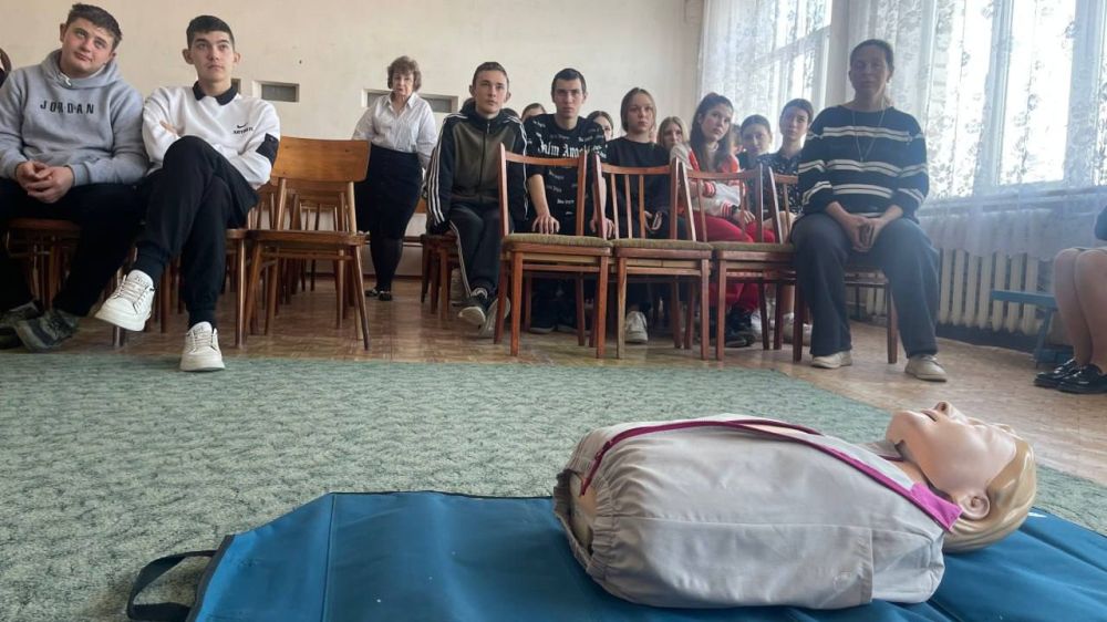 Ведущие специалисты Луганского центра медицины катастроф провели для учащихся школы с.Нижнетеплое, Станично-Луганского МО мастер-класс по оказанию первой помощи Ведущие специалисты Луганского центра медицины катастроф провели для учащихся школы с.Нижнетеплое, Станично-Луганского МО мастер-класс по оказанию первой помощи