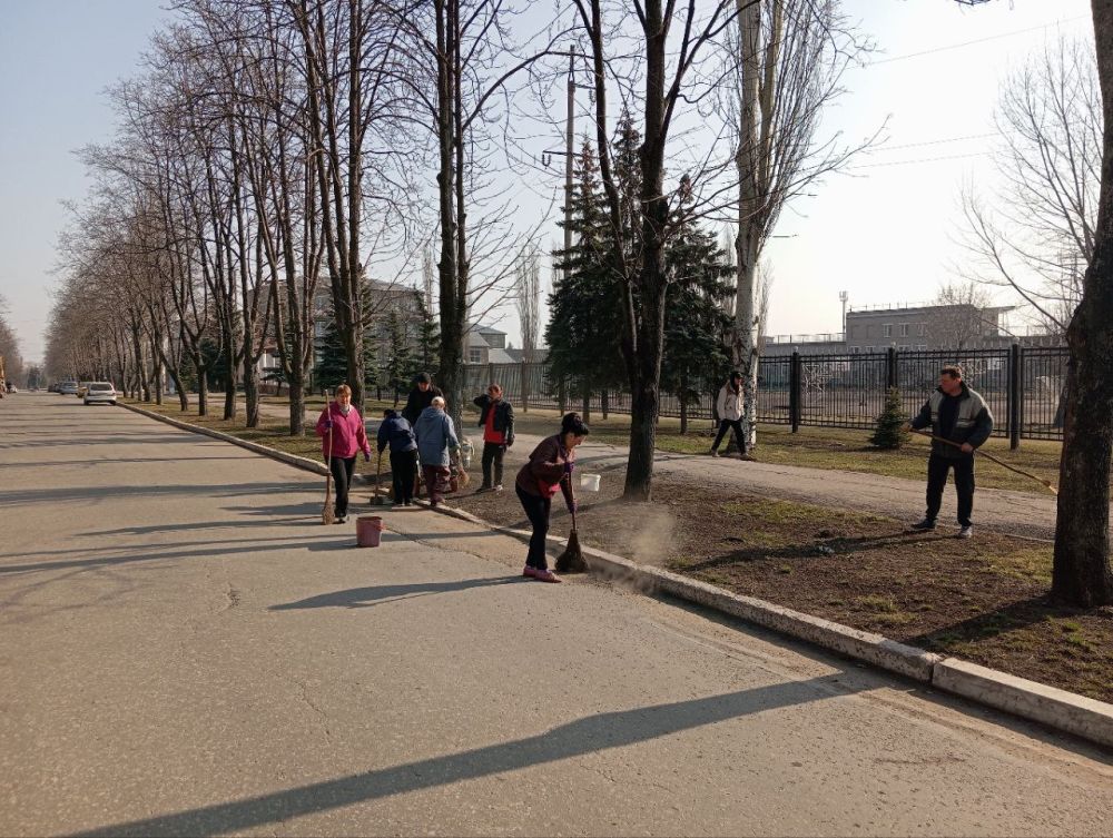 В работу по наведению чистоты активно включились и коллективы учреждений и организаций города В работу по наведению чистоты активно включились и коллективы учреждений и организаций города