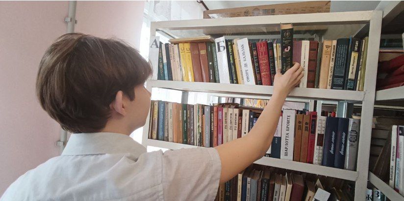 В библиотеке пгт. Новодарьевка был проведен «День добрых дел» с участием учащихся 9 класса Новодарьевской школы им. В.Д. Луганского. Встреча началась с небольшой экскурсии, во В библиотеке пгт. Новодарьевка был проведен «День добрых дел» с участием учащихся 9 класса Новодарьевской школы им. В.Д. Луганского. Встреча началась с небольшой экскурсии, во