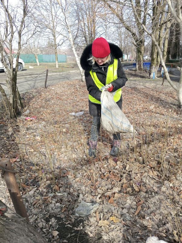 Коммунальные будни. В рамках установленного тарифа по предоставлению услуг по содержанию домов, сооружений и придомовых территорий работники общества с ограниченной ответственностью "Арнстрой" ведут работы по уборке... Коммунальные будни. В рамках установленного тарифа по предоставлению услуг по содержанию домов, сооружений и придомовых территорий работники общества с ограниченной ответственностью "Арнстрой" ведут работы по уборке...