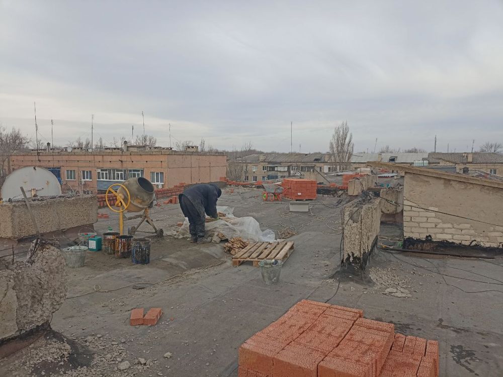 В Краснодонском муниципальном округе реализуется специальный инфраструктурный проект, в рамках которого Тюменские специалисты приступили к капитальному ремонту мягкой кровли многоквартирного жилого дома в городе... В Краснодонском муниципальном округе реализуется специальный инфраструктурный проект, в рамках которого Тюменские специалисты приступили к капитальному ремонту мягкой кровли многоквартирного жилого дома в городе...