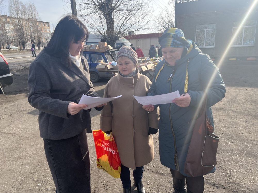 Сегодня в городе Вахрушево сотрудники отдела жизнеобеспечения провели информационные беседы с жителями в местах массового скопления людей Сегодня в городе Вахрушево сотрудники отдела жизнеобеспечения провели информационные беседы с жителями в местах массового скопления людей