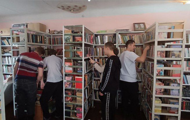 В библиотеке пгт. Новодарьевка был проведен «День добрых дел» с участием учащихся 9 класса Новодарьевской школы им. В.Д. Луганского. Встреча началась с небольшой экскурсии, во В библиотеке пгт. Новодарьевка был проведен «День добрых дел» с участием учащихся 9 класса Новодарьевской школы им. В.Д. Луганского. Встреча началась с небольшой экскурсии, во
