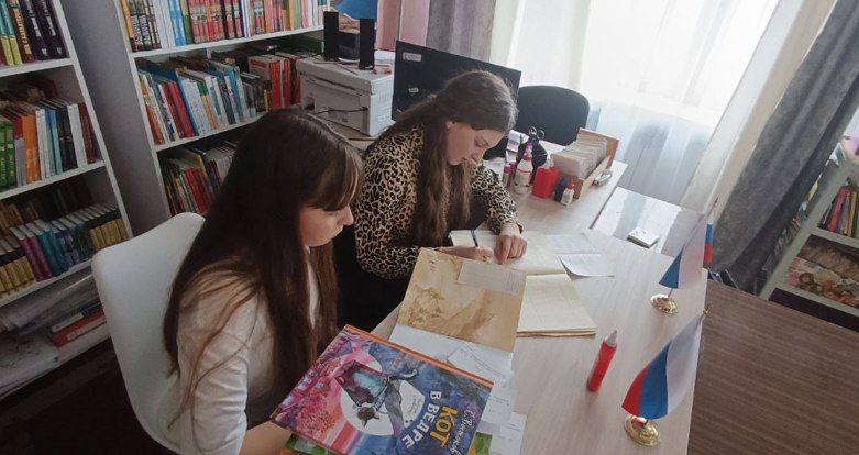 В библиотеке пгт. Новодарьевка был проведен «День добрых дел» с участием учащихся 9 класса Новодарьевской школы им. В.Д. Луганского. Встреча началась с небольшой экскурсии, во В библиотеке пгт. Новодарьевка был проведен «День добрых дел» с участием учащихся 9 класса Новодарьевской школы им. В.Д. Луганского. Встреча началась с небольшой экскурсии, во