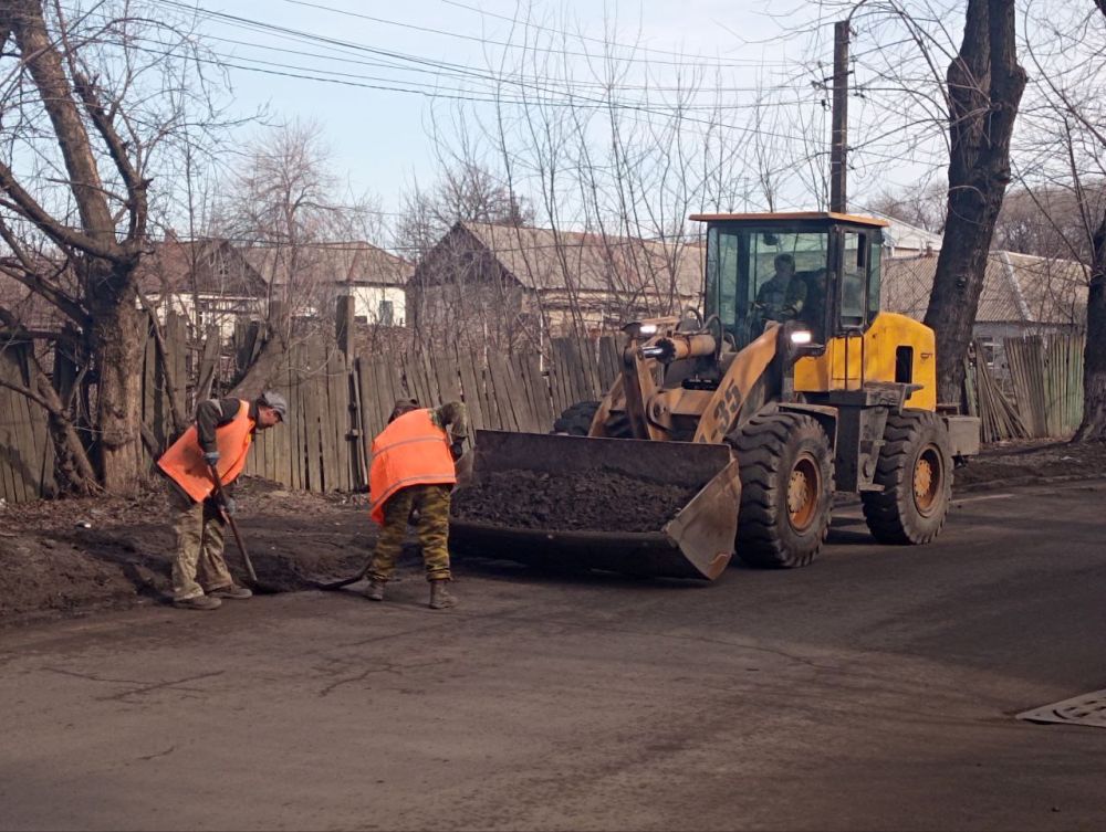 Сегодня в рамках контракта с подрядной организацией по благоустройству территорий нашего муниципального образования, работники муниципального унитарного предприятия "Спецкомавтотранс" города Ровеньки продолжают работы по... Сегодня в рамках контракта с подрядной организацией по благоустройству территорий нашего муниципального образования, работники муниципального унитарного предприятия "Спецкомавтотранс" города Ровеньки продолжают работы по...