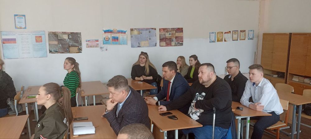 Олег Коваль: 12 марта, совместно с председателем Общественного Совета проекта "Новая школа" Сергеем Цемкало приняли участие в расширенном заседании управляющего Совета гимназии 60 города Луганска Олег Коваль: 12 марта, совместно с председателем Общественного Совета проекта "Новая школа" Сергеем Цемкало приняли участие в расширенном заседании управляющего Совета гимназии 60 города Луганска