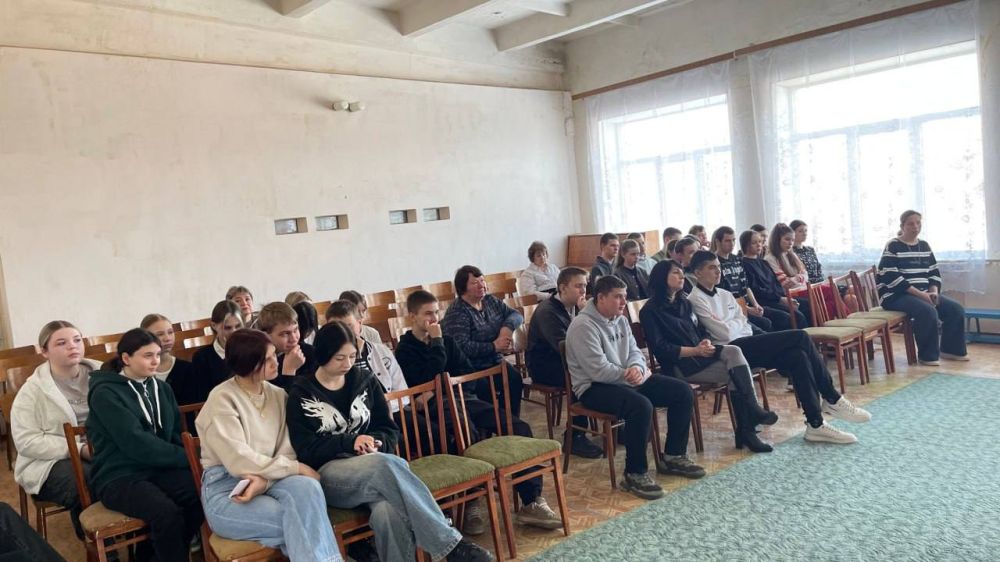 Ведущие специалисты Луганского центра медицины катастроф провели для учащихся школы с.Нижнетеплое, Станично-Луганского МО мастер-класс по оказанию первой помощи Ведущие специалисты Луганского центра медицины катастроф провели для учащихся школы с.Нижнетеплое, Станично-Луганского МО мастер-класс по оказанию первой помощи