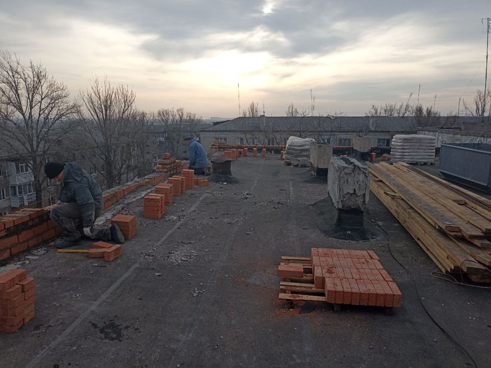 В Краснодонском муниципальном округе реализуется специальный инфраструктурный проект, в рамках которого Тюменские специалисты приступили к капитальному ремонту мягкой кровли многоквартирного жилого дома в городе... В Краснодонском муниципальном округе реализуется специальный инфраструктурный проект, в рамках которого Тюменские специалисты приступили к капитальному ремонту мягкой кровли многоквартирного жилого дома в городе...