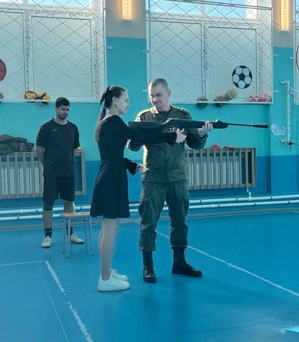10 марта 2025 года в рамках подготовки к проведению муниципального этапа Всероссийской военно-патриотической игры "Зарница 2.0", на базе ГБОУ ЛНР "Бондаревская гимназия" было проведено занятие по стрельбе из пневматической... 10 марта 2025 года в рамках подготовки к проведению муниципального этапа Всероссийской военно-патриотической игры "Зарница 2.0", на базе ГБОУ ЛНР "Бондаревская гимназия" было проведено занятие по стрельбе из пневматической...