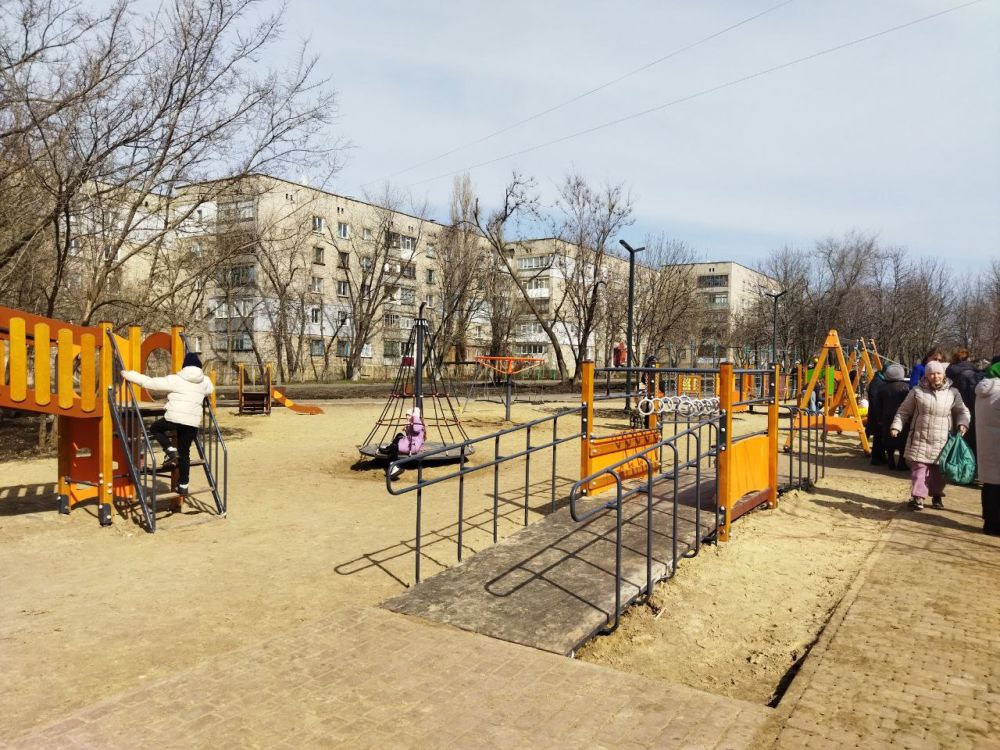 Сегодня в Ровеньках состоялось торжественное открытие игровой площадки в сквере воинов-интернационалистов Сегодня в Ровеньках состоялось торжественное открытие игровой площадки в сквере воинов-интернационалистов