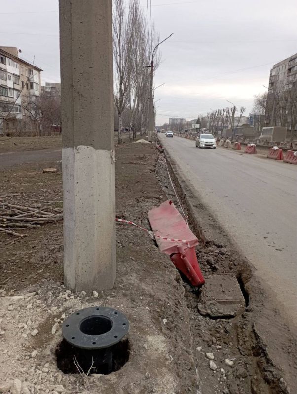 Московские специалисты, после проведения демонтажных работ по ул. Ватутина, приступили к установке опор для новых столбов уличного освещения и укладке дорожного бордюра Московские специалисты, после проведения демонтажных работ по ул. Ватутина, приступили к установке опор для новых столбов уличного освещения и укладке дорожного бордюра