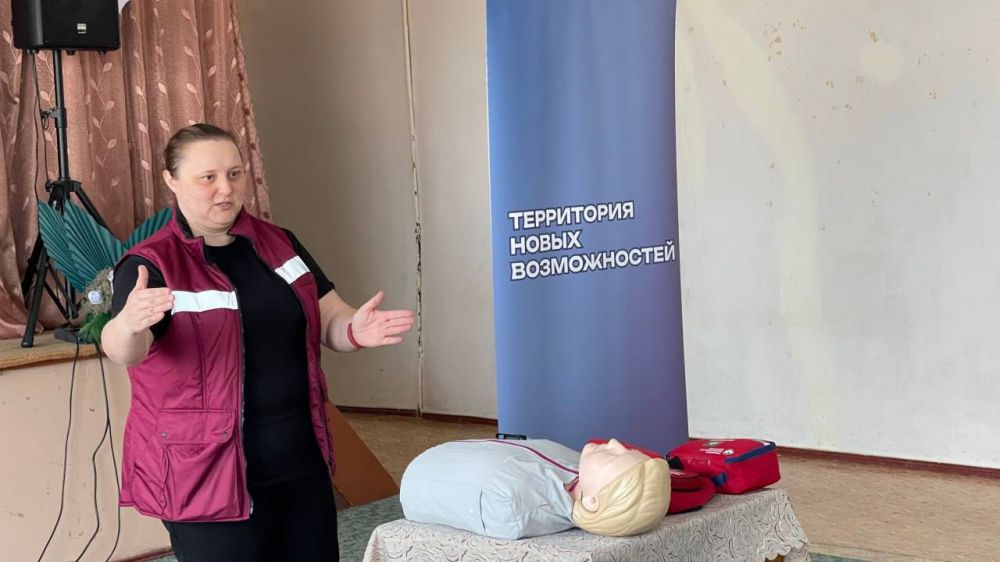 Ведущие специалисты Луганского центра медицины катастроф провели для учащихся школы с.Нижнетеплое, Станично-Луганского МО мастер-класс по оказанию первой помощи Ведущие специалисты Луганского центра медицины катастроф провели для учащихся школы с.Нижнетеплое, Станично-Луганского МО мастер-класс по оказанию первой помощи