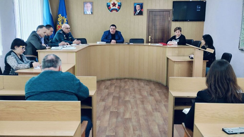 Сегодня Глава городского округа города Ровеньки провел рабочее совещание по вопросам организации работы по противопожарной безопасности в весенне-летний пожароопасный период и выработке единого алгоритма при атаке БПЛА и в... Сегодня Глава городского округа города Ровеньки провел рабочее совещание по вопросам организации работы по противопожарной безопасности в весенне-летний пожароопасный период и выработке единого алгоритма при атаке БПЛА и в...