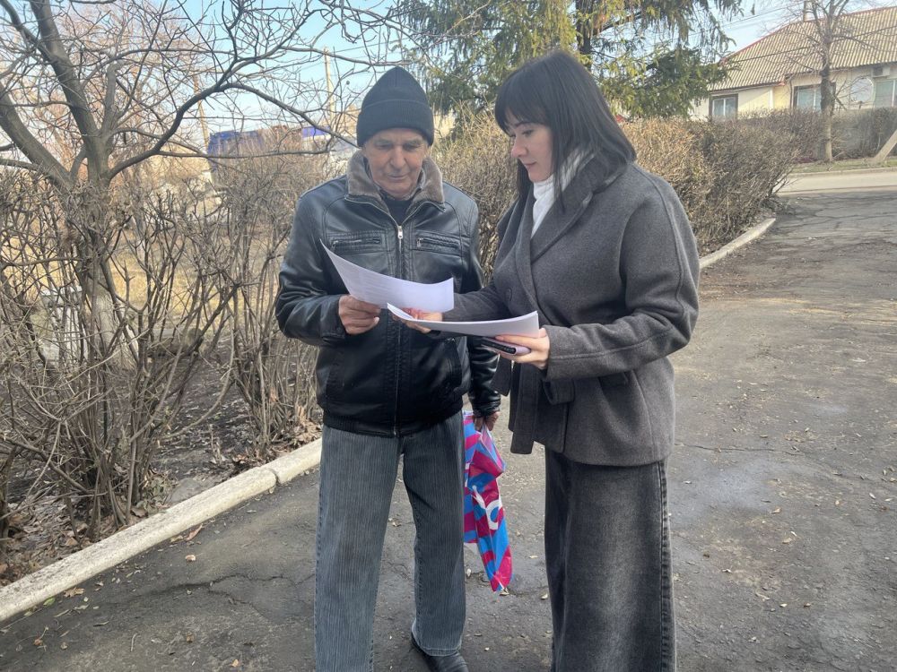 Сегодня в городе Вахрушево сотрудники отдела жизнеобеспечения провели информационные беседы с жителями в местах массового скопления людей Сегодня в городе Вахрушево сотрудники отдела жизнеобеспечения провели информационные беседы с жителями в местах массового скопления людей