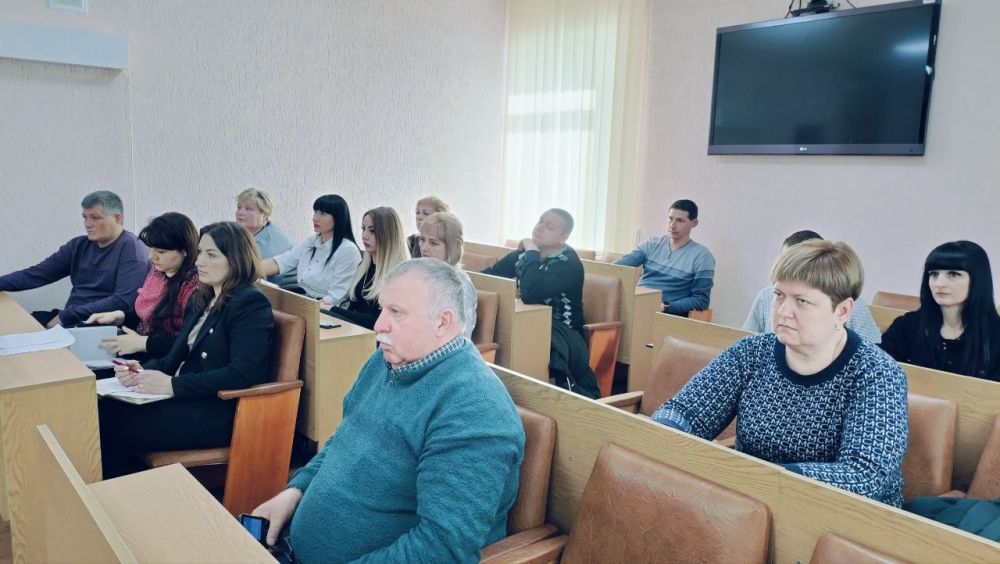 Сегодня Глава городского округа города Ровеньки провел рабочее совещание по вопросам организации работы по противопожарной безопасности в весенне-летний пожароопасный период и выработке единого алгоритма при атаке БПЛА и в... Сегодня Глава городского округа города Ровеньки провел рабочее совещание по вопросам организации работы по противопожарной безопасности в весенне-летний пожароопасный период и выработке единого алгоритма при атаке БПЛА и в...