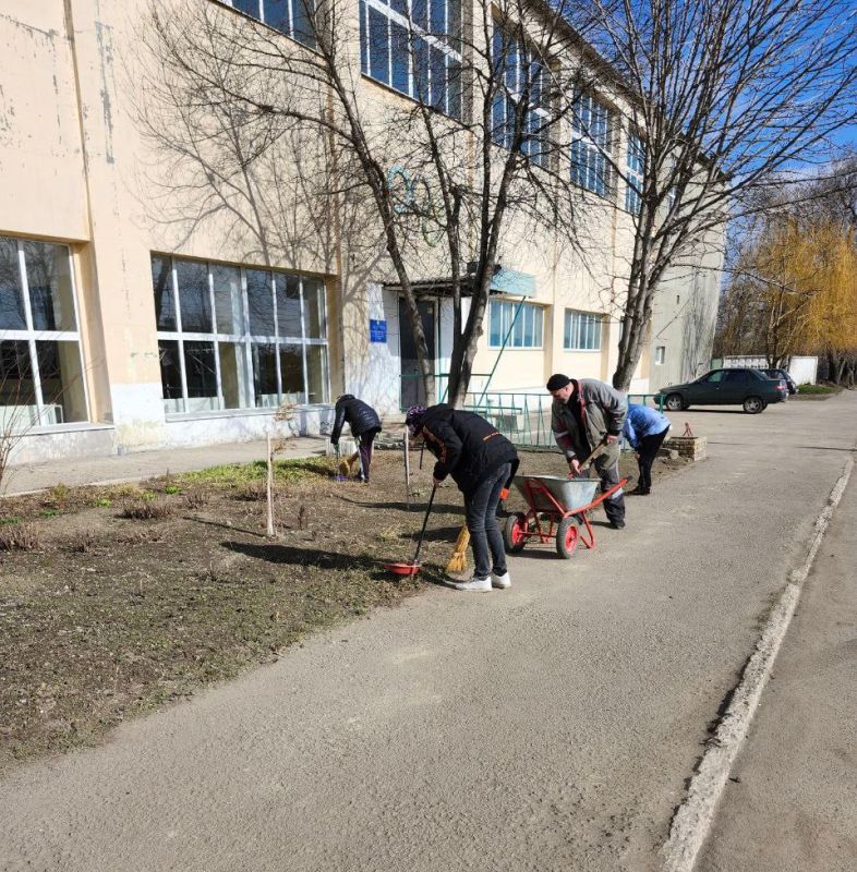 В работу по наведению чистоты активно включились и коллективы учреждений и организаций города В работу по наведению чистоты активно включились и коллективы учреждений и организаций города