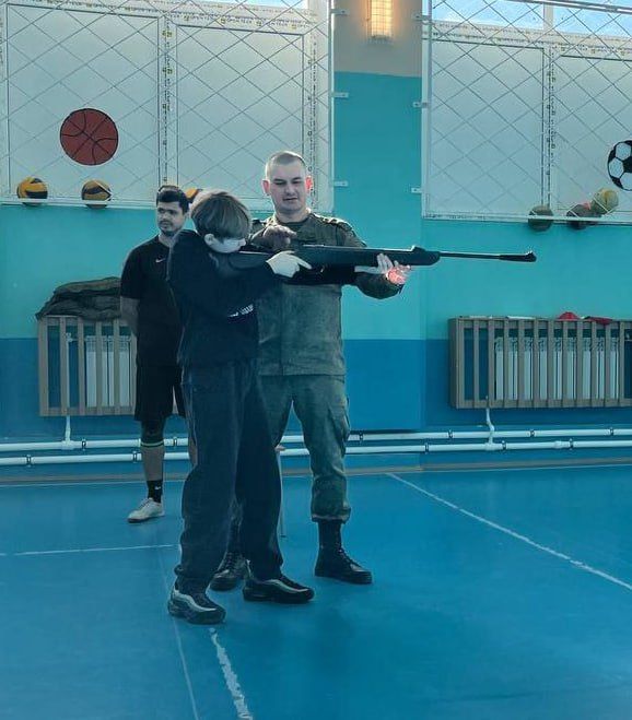 10 марта 2025 года в рамках подготовки к проведению муниципального этапа Всероссийской военно-патриотической игры "Зарница 2.0", на базе ГБОУ ЛНР "Бондаревская гимназия" было проведено занятие по стрельбе из пневматической... 10 марта 2025 года в рамках подготовки к проведению муниципального этапа Всероссийской военно-патриотической игры "Зарница 2.0", на базе ГБОУ ЛНР "Бондаревская гимназия" было проведено занятие по стрельбе из пневматической...