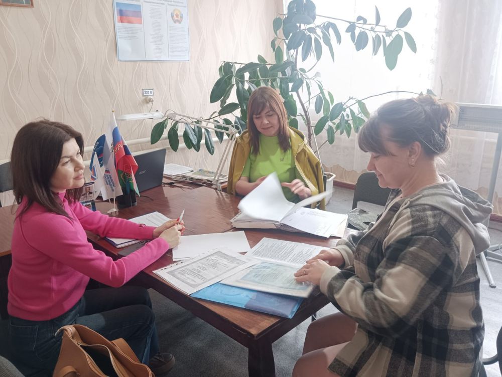 В посёлке городского типа Малониколаевка был осуществлён выездной прием мобильного офиса специалистами филиала №10 ГКУ ЛНР «РЦСЗН» в Антрацитовском муниципальном округе В посёлке городского типа Малониколаевка был осуществлён выездной прием мобильного офиса специалистами филиала №10 ГКУ ЛНР «РЦСЗН» в Антрацитовском муниципальном округе