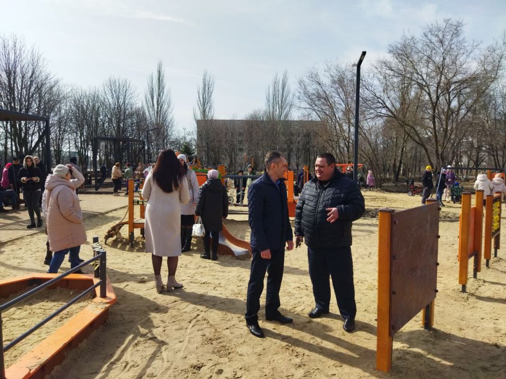 Детскую и спортивную площадки, установленные по федпрограмме по формированию современной городской среды, открыли в ровеньковском сквере Воинов-интернационалистов Детскую и спортивную площадки, установленные по федпрограмме по формированию современной городской среды, открыли в ровеньковском сквере Воинов-интернационалистов