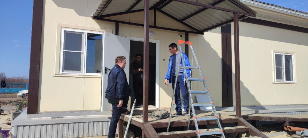 По поручению Главы Администрации Беловодского муниципального округа, секретаря Беловодского местного отделения партии "Единая Россия" Виталия Коваленко, активисты партии провели инспекцию строительства ФАПа в селе Зеликовка По поручению Главы Администрации Беловодского муниципального округа, секретаря Беловодского местного отделения партии "Единая Россия" Виталия Коваленко, активисты партии провели инспекцию строительства ФАПа в селе Зеликовка