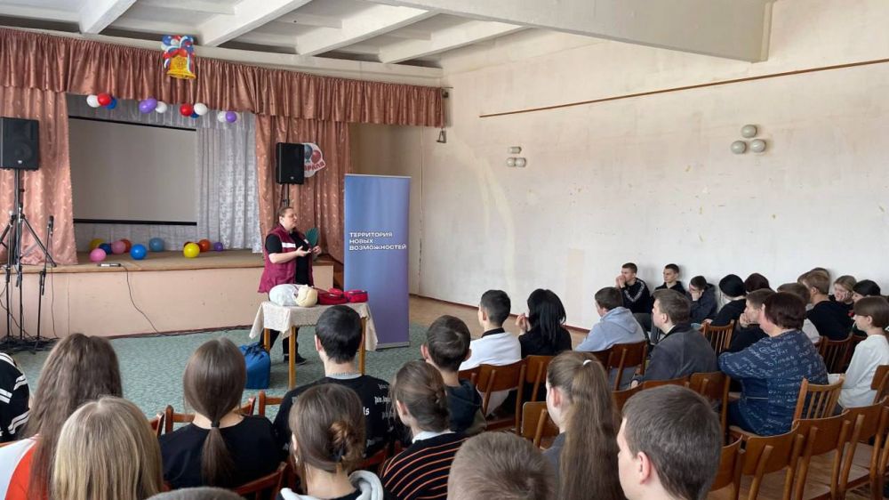 Ведущие специалисты Луганского центра медицины катастроф провели для учащихся школы с.Нижнетеплое, Станично-Луганского МО мастер-класс по оказанию первой помощи Ведущие специалисты Луганского центра медицины катастроф провели для учащихся школы с.Нижнетеплое, Станично-Луганского МО мастер-класс по оказанию первой помощи