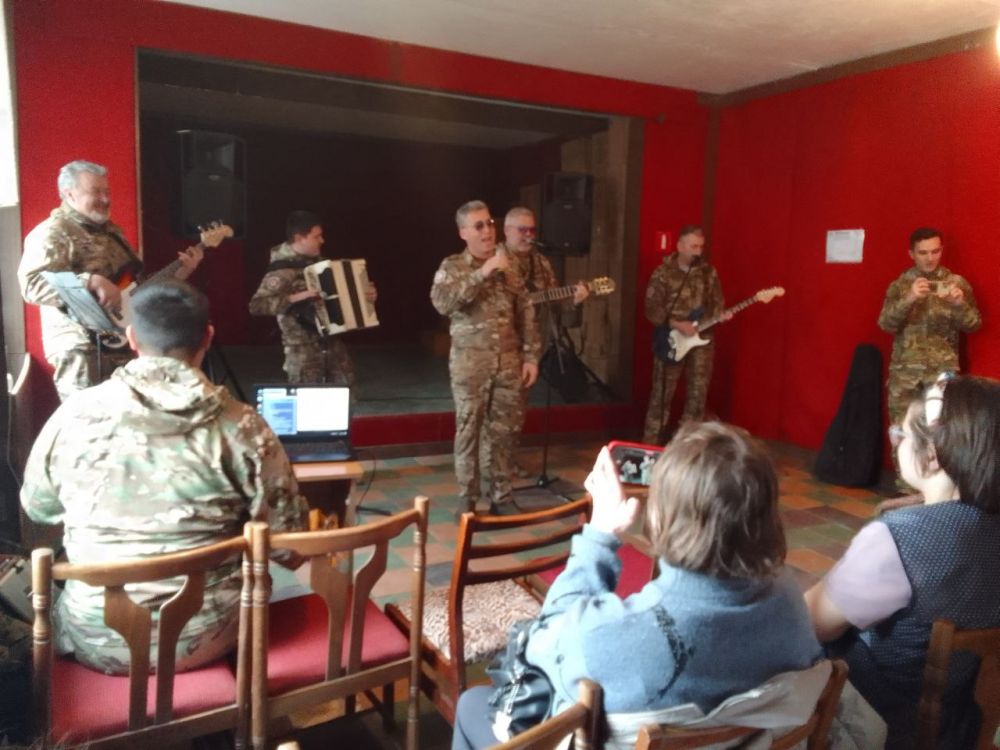 В Луганской городской поликлинике состоялся концерт ансамбля "Рубиновая звезда", на мероприятии присутствовали сотрудники поликлиники № 11, Луганского республиканского наркологического диспансера и 1 городской детской... В Луганской городской поликлинике состоялся концерт ансамбля "Рубиновая звезда", на мероприятии присутствовали сотрудники поликлиники № 11, Луганского республиканского наркологического диспансера и 1 городской детской...