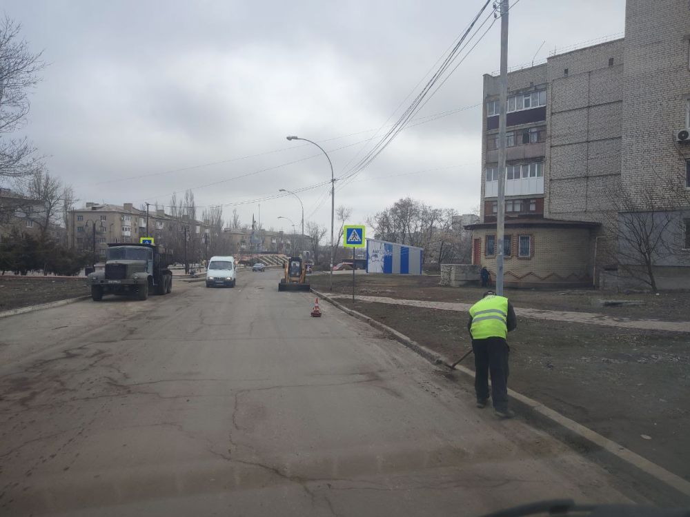 Сергей Козенко: В Краснодонском муниципальном округе работники муниципальной дорожной службы ведут активную работу по чистке бордюр на улицах Дзержинского и Осо в районе Аллеи Защитников Родины Сергей Козенко: В Краснодонском муниципальном округе работники муниципальной дорожной службы ведут активную работу по чистке бордюр на улицах Дзержинского и Осо в районе Аллеи Защитников Родины