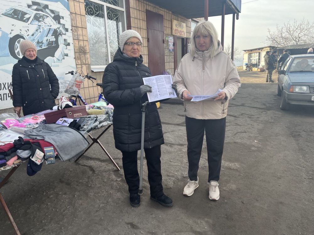 Сегодня в городе Вахрушево сотрудники отдела жизнеобеспечения провели информационные беседы с жителями в местах массового скопления людей Сегодня в городе Вахрушево сотрудники отдела жизнеобеспечения провели информационные беседы с жителями в местах массового скопления людей