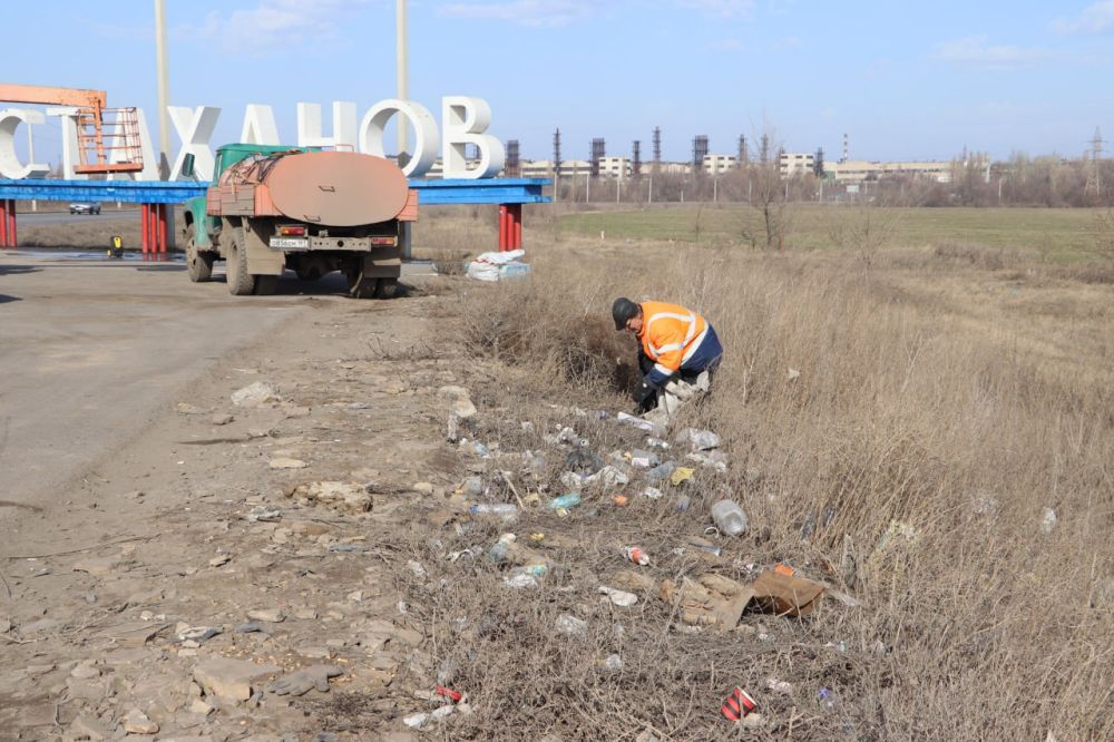 Привели в порядок стелу на въезде в город Привели в порядок стелу на въезде в город