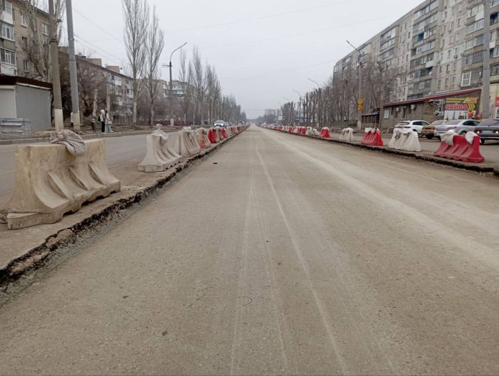 Московские специалисты, после проведения демонтажных работ по ул. Ватутина, приступили к установке опор для новых столбов уличного освещения и укладке дорожного бордюра Московские специалисты, после проведения демонтажных работ по ул. Ватутина, приступили к установке опор для новых столбов уличного освещения и укладке дорожного бордюра