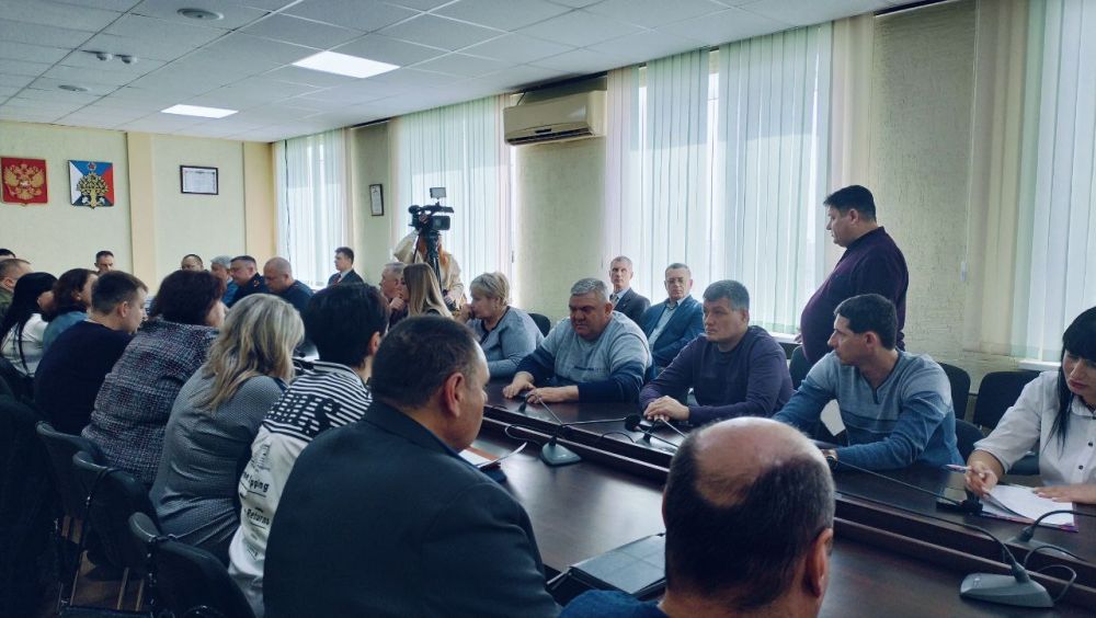 Андрей Рубанцов: Сегодня в Администрации нашего муниципального образования провёл расширенное совещание с председателем Совета городского округа Евгением Подоплеловым, руководителями всех профильных служб, организаций и... Андрей Рубанцов: Сегодня в Администрации нашего муниципального образования провёл расширенное совещание с председателем Совета городского округа Евгением Подоплеловым, руководителями всех профильных служб, организаций и...