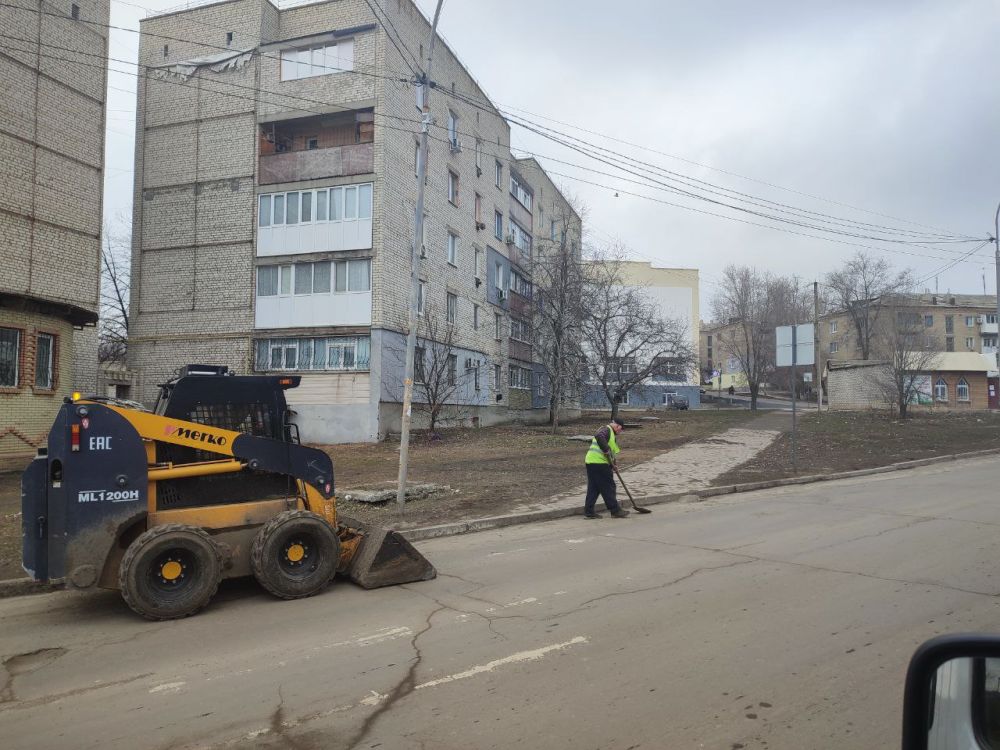 Сергей Козенко: В Краснодонском муниципальном округе работники муниципальной дорожной службы ведут активную работу по чистке бордюр на улицах Дзержинского и Осо в районе Аллеи Защитников Родины Сергей Козенко: В Краснодонском муниципальном округе работники муниципальной дорожной службы ведут активную работу по чистке бордюр на улицах Дзержинского и Осо в районе Аллеи Защитников Родины