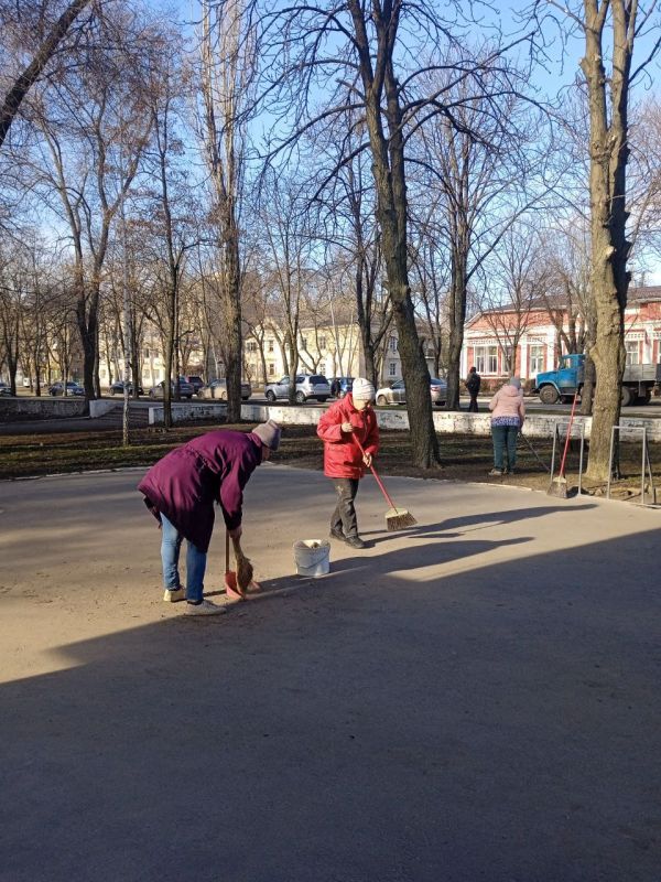 В работу по наведению чистоты активно включились и коллективы учреждений и организаций города В работу по наведению чистоты активно включились и коллективы учреждений и организаций города