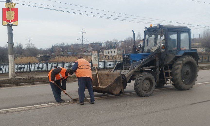 Коммунальные службы проводят работы на территории города Коммунальные службы проводят работы на территории города