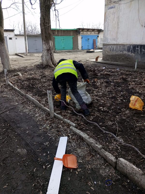 В рамках установленного тарифа по предоставлению услуг по содержанию домов, сооружений и придомовых территорий работники общества с ограниченной ответственностью "Арнстрой" ведут работы по уборке придомовых территорий ... В рамках установленного тарифа по предоставлению услуг по содержанию домов, сооружений и придомовых территорий работники общества с ограниченной ответственностью "Арнстрой" ведут работы по уборке придомовых территорий ...