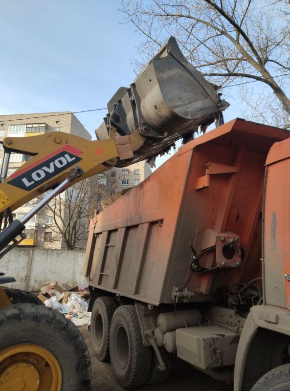 В рамках работ по благоустройству городских территорий продолжаются работы по вывозу свалок, которые образовываются возле площадок ТКО, и в неустановленных местах В рамках работ по благоустройству городских территорий продолжаются работы по вывозу свалок, которые образовываются возле площадок ТКО, и в неустановленных местах