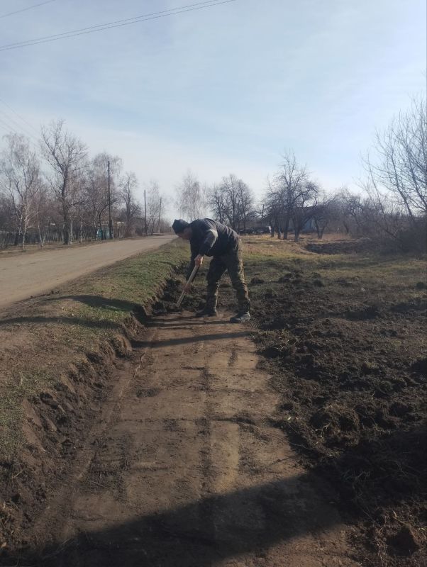 В пгт. Лозно-Александровка Белокуракинского округа по улице Советской восстанавливают тротуар В пгт. Лозно-Александровка Белокуракинского округа по улице Советской восстанавливают тротуар