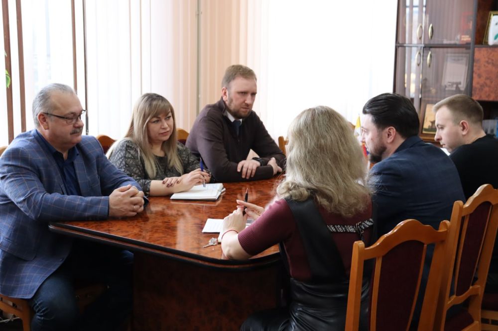 Сергей Саенко: Встретился с первым заместителем министра молодежной политики Луганской Народной Республики Василием Носковым, который с рабочим визитом посетил наш округ Сергей Саенко: Встретился с первым заместителем министра молодежной политики Луганской Народной Республики Василием Носковым, который с рабочим визитом посетил наш округ