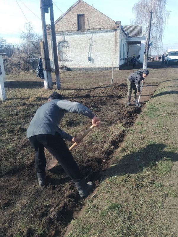 В пгт. Лозно-Александровка Белокуракинского округа по улице Советской восстанавливают тротуар В пгт. Лозно-Александровка Белокуракинского округа по улице Советской восстанавливают тротуар
