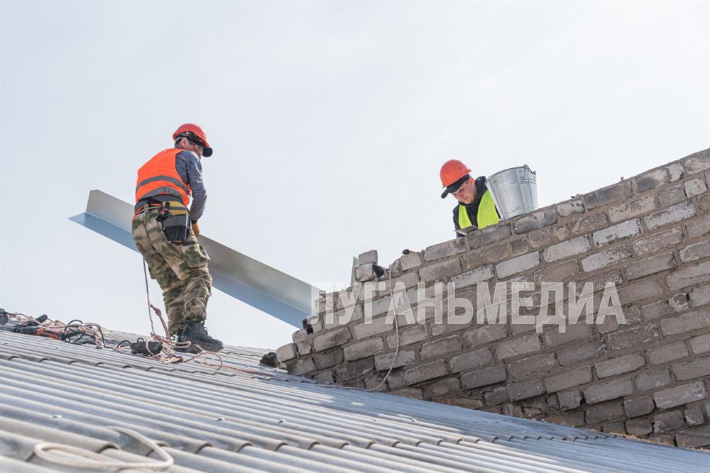 В Луганске продолжается ремонт кровель многоквартирных домов В Луганске продолжается ремонт кровель многоквартирных домов